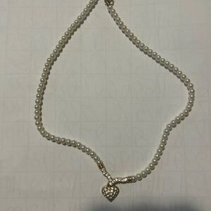 Elegant White Pearl Necklace with Lustrous Finish and Decorative Clasp